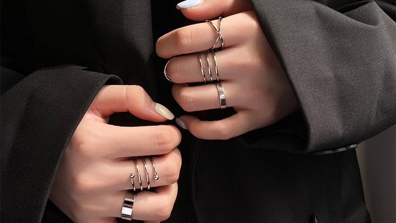 Bạn nữ c&aacute; t&iacute;nh, năng động n&ecirc;n chọn nhẫn trơn, đơn giản